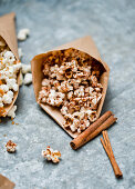 Popcorn mit Zimt in Papiertüte