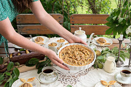 Gedeckter Tisch mit verschiedenen Birnenkuchen und -desserts