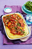 Hähnchen mit Tomaten und Oliven auf Polenta