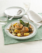 Kaninchen mit Artischocken, Oliven und Kartoffeln (Italien)