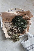 Mix-it-yourself medicinal tea for the skin (stinging nettle, curly mint, dandelion roots, pansies and strawberry leaves)