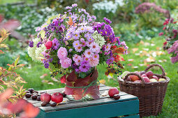 Üppiger Herbst-Strauß mit Astern und Rosen