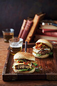 Cheeseburger mit karamellisierter Zwiebel