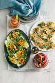 Gegrillte Garnelen mit Mango im Salatblatt und Pappadam-Schälchen mit Garnelencocktail