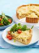 Zwiebel-Kartoffelchip-Quiche mit Salat