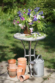 Sommerlicher Blumenstrauß auf dem Gartentisch