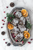 Weihnachtlicher Mohn-Orangenkuchen vom Blech auf Servierplatte