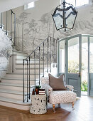 Eleganter Eingangsbereich in Grau und Weiß mit gemaltem Landschaftsmotiv entlang dem Treppenaufgang