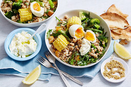 Reis-Linsen-Brunch Bowl mit Gemüse, Mais und weichem Ei