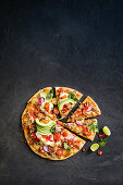 Mexikanische Pizza mit Avocado, Tomaten, Chili und Koriander