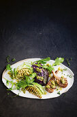 Gegrillte Lammkoteletts und Kohl mit Salsa Verde