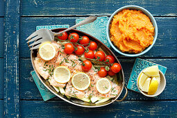 Gebackene Lachsforelle mit Zucchini und Kirschtomaten, dazu Kürbispüree