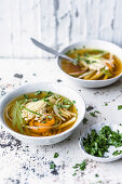 Scharfe Suppe mit Gemüsenudeln und Enoki