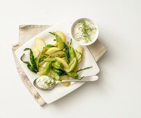 Kartoffelsalat mit Puntarelle und Dill-Joghurtsauce