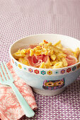 Pasta with ham, peppers and alpine cheese
