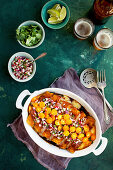 Vegetarische Enchiladas mit schwarzen Bohnen, Gemüse und Sauce (Mexiko)