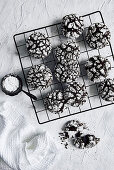 Chocolate Crinkle Cookies mit Puderzucker bestäubt auf Abkühlgitter