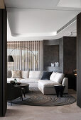 Elegantes Wohnzimmer mit Polstergarnitur und dunkler Wand