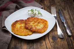 Kartoffelrösti mit Schnittlauch-Quark