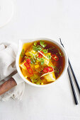 Wantan-Suppe mit Schweinefleisch und Mais