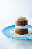 Little spice cakes with glacé ginger cream