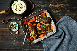 Slow Cooked Short Ribs mit Möhren und Kartoffelpüree