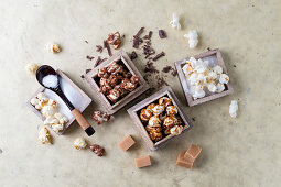 Verschiedene Popcornsorten: süß, salzig, mit Schokolade und Karamell