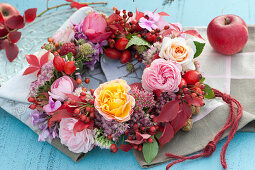 Herbst-Kranz mit Rosen, Hagebutten, Fetthenne, Phlox und Blättern