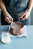 Dunkle Schokoladenpudding mit Nocino Likör zubereiten