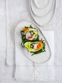 Heiße Austern mit Salat und Kaviar auf Queller (Aufsicht)