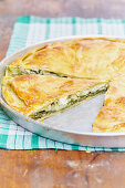 Spanakopita (Spinatkuchen, Griechenland) angeschnitten