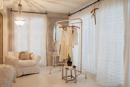 Kleiderstange im Schlafzimmer in Weiß
