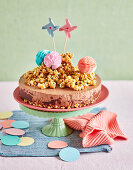 Karamell-Erdnuss-Schokoladen-Cheesecake mit Popcorn