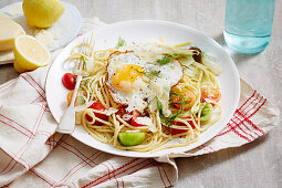 Spaghetti mit Heirloom-Tomaten, Fenchel und Spiegelei