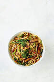 Vegetarisches Chow Mein mit Brokkolini