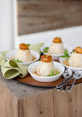 Reis-Pudding gefüllt mit Chai-Creme