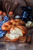 Hausgebackenes Challah-Brot mit Butter