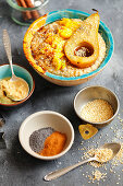 Porridge mit karamellisierter Birne und Mango