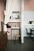 Raumteilerwand zwischen Home Office und Mini-Küche
