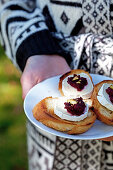 Crostini mit Ziegenkäse, Rote-Bete-Pesto und Pistazien auf geröstetem Weißbrot