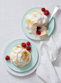 Überbackene Eisbomben mit Himbeeren