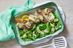 Fisch mit Kapernbutter serviert mit grünem Gemüse