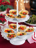 Small cheesepies with kale and red pepper
