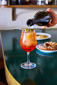 Aperol Spritz wird mit Prosecco aufgegossen