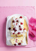 Ricotta-Eiskuchen mit Mandeln und Himbeeren