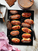 Hausgemachte Hot Dog Brötchen mit Salz und Mohn