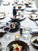 Gedeckter Tisch mit Bibimbap (Korea)