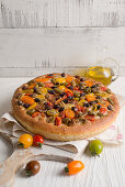 Bunte Tomatenfocaccia mit Oliven