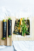 Nori-Wraps mit knusprigem Tofu, Naturreis und eingelegten Gurken