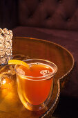 Warmer Whisky-Cocktail mit Orangenschale und Sternanis